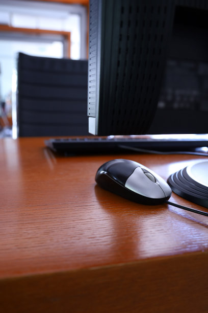 带轮子的高背办公执行椅图片下载