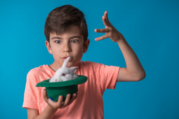 一个男孩和小兔子玩耍的肖像图片下载