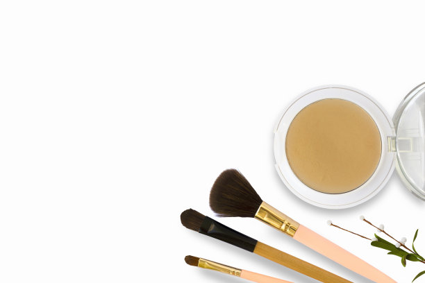 化妆刷和粉底上的白色背景-平铺拷贝空间，顶视图图片下载