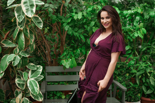 公园里化妆的漂亮孕妇图片下载