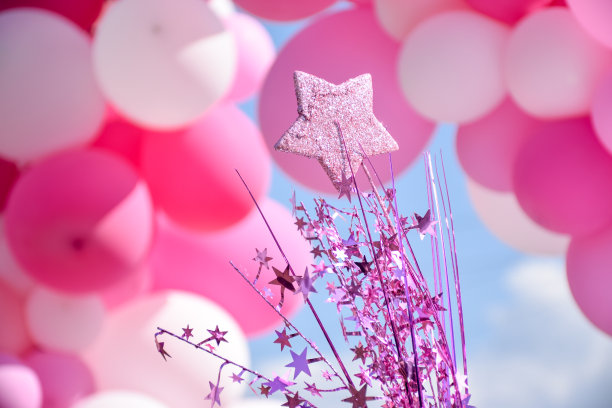 装饰的生日。天空中有白色和粉色的气球图片下载