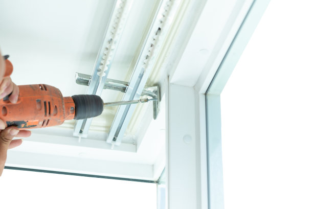 拧紧螺钉安装窗帘由专业技术人员细部艺术图片下载