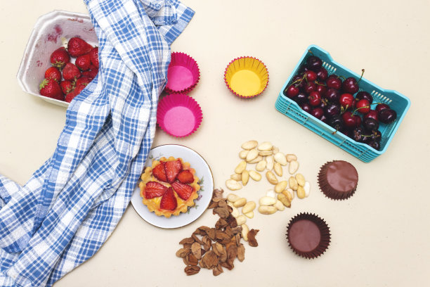 篮子里有草莓挞，杏仁和樱桃图片下载