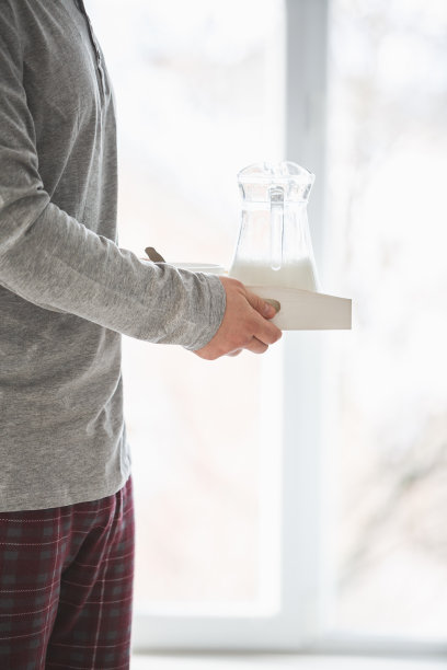 一个面目全非的年轻人，手里拿着一盘早餐图片下载