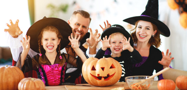 幸福的家庭妈妈爸爸和孩子们在万圣节的服装图片下载