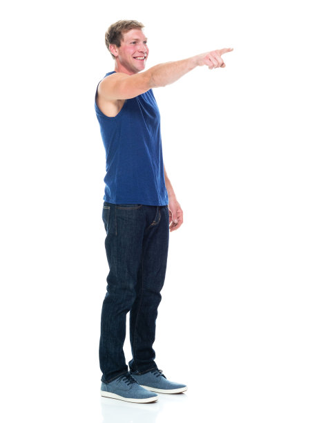 全身/侧视图/侧面视图/一人一男子/ 20-29岁的成年人英俊的人白人男性/年轻男子无袖站着穿着背心/牛仔裤/裤子/帆布鞋谁是微笑/快乐/愉快/大笑图片下载