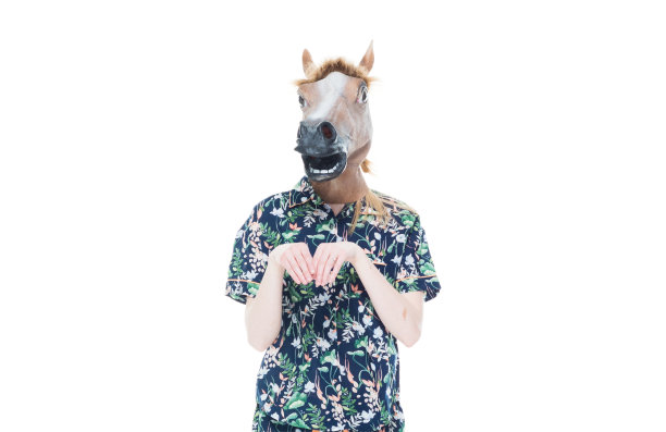 一个人/腰部以上的20-29岁的成年美丽的白人年轻女性/女性在白色的背景穿着睡衣/面具-伪装/服装谁是幽默/马图片下载