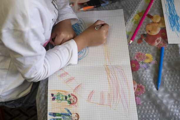 快乐的小孩用毡头笔在纸上画童话人物图片下载