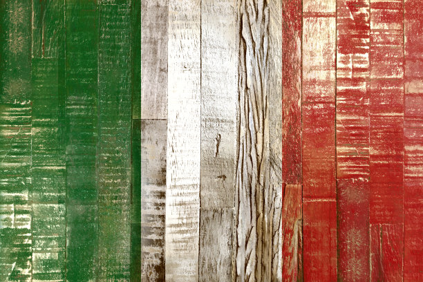 意大利国旗。画在一块脏木板上图片下载