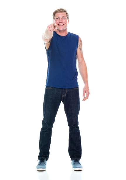 全长/正面观/一人独/一人20-29岁的成年人英俊的人白人男性/年轻男子无袖站着穿着背心/牛仔裤/裤子/帆布鞋谁是微笑/快乐/开朗/大笑/酷的态度图片下载