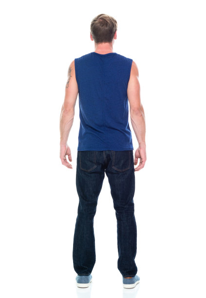 全长/后视镜/后视镜/一人独/一人20-29岁的成年英俊的白人男性/年轻男子无袖站着穿背心/牛仔裤/裤子/帆布鞋/酷的态度与手并排图片下载