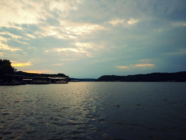 欧扎克湖上的日落图片下载