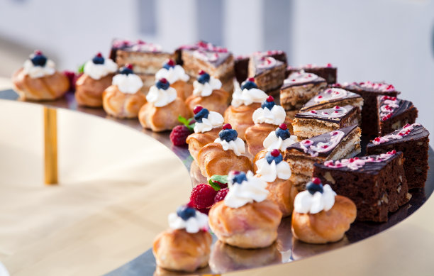 用浆果和鲜奶油装饰的泡芙饼干图片下载