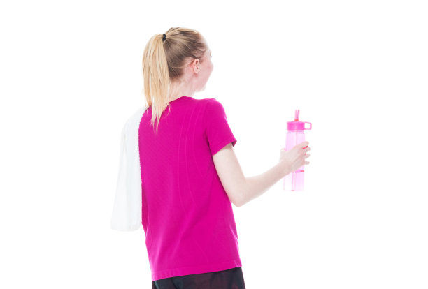 一个人/后视图/腰部以上的20-29岁的成年美丽的白人年轻女性/女性在白色背景前运动穿着运动服谁是快乐/愉快的，拿着或穿着毛巾和拿着水瓶图片下载