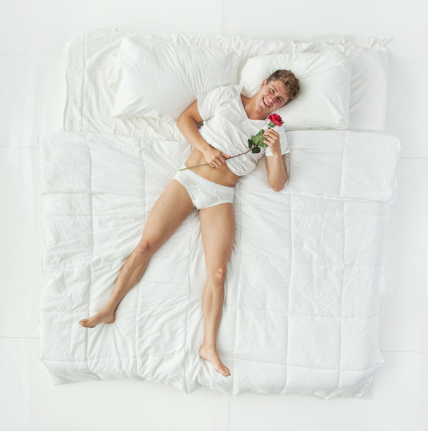 全长/一人/一人/正上方视图/正面视图/看相机/抬头20-29岁的成年人英俊的人棕色头发/短发高加索男性/年轻男子放松/休息/睡觉/醒来图片下载