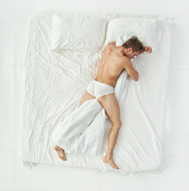 全身/一人/一人/正上方/后视图/ 20-29岁的成年人英俊的人/苗条的棕色头发/短发高加索男性/年轻男子放松/休息/睡觉/醒来在白色背景图片下载