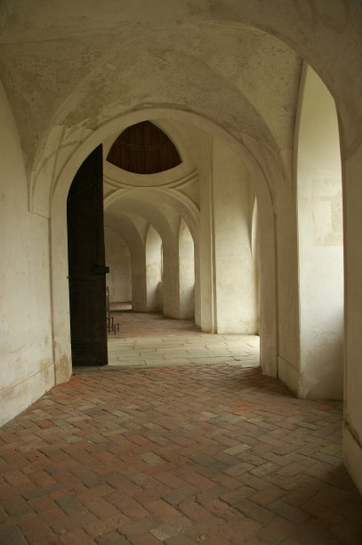 捷克共和国庞特尼老教堂的回廊图片下载