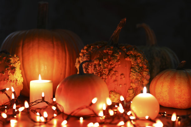 万圣节，秋天的场景与南瓜和蜡烛。图片下载
