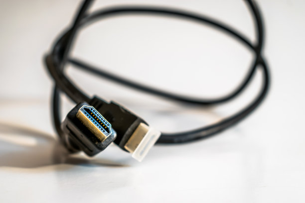 HDMI端口和黑色电缆特写图片下载
