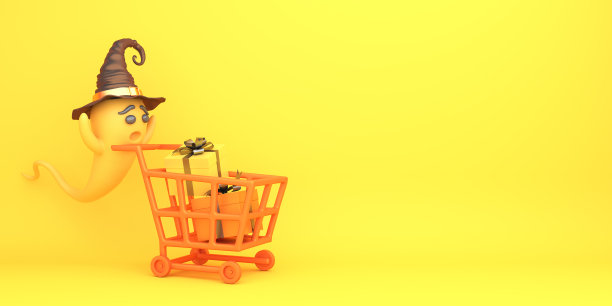 可爱的卡通幽灵戴着女巫帽，推着手推车。和礼品盒的橙色背景，复制空间的文本区域。万圣节快乐庆祝节日设计创意概念。图片下载