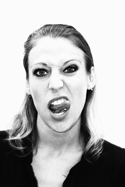 时尚女性肖像与摇滚态度的脸，黑白和烟熏眼睛化妆图片下载