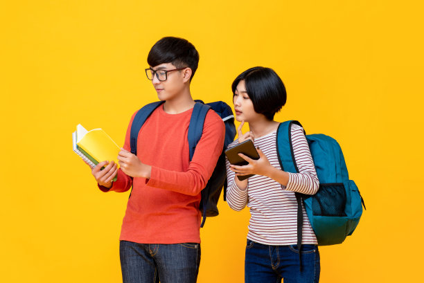 亚洲男女学生在看这本书图片下载