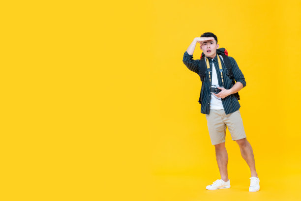 一名游客把手放在额头上看向别处图片下载