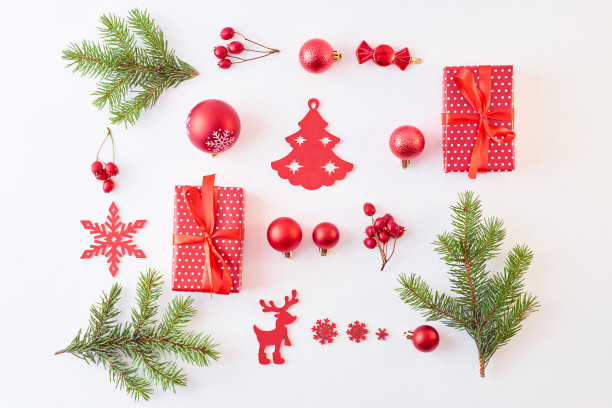 平铺圣诞图案与常青树的树枝，球和礼物盒在一个白色的背景图片下载