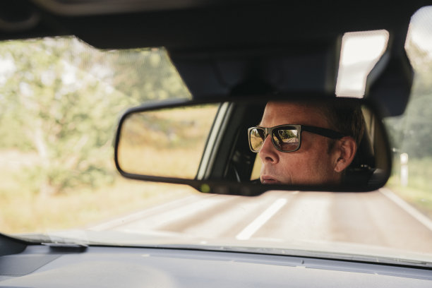 男人开车图片下载