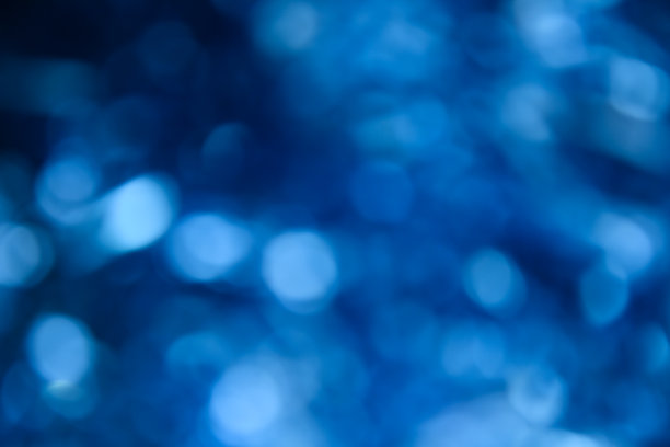 散景照片。节日的背景。圣诞灯。背景。散焦蓝宝石。新年的背景。节日的壁纸。眨眼。狂欢节。复古风格的照片。蓝色的。图片下载