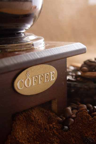 以咖啡豆和旧咖啡磨为背景的乡村静物画图片下载