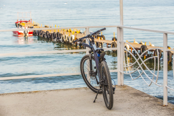 在海边的停车场骑自行车图片下载