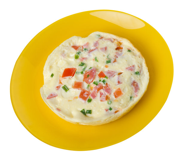 煎蛋卷与番茄和大葱在盘子孤立的白色背景。煎蛋卷顶视图。健康的早餐图片下载