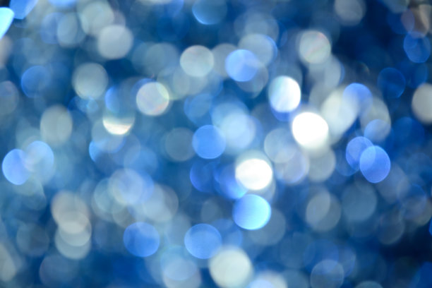 散景照片。节日的背景。圣诞灯。背景。散焦蓝宝石。新年的背景。节日的壁纸。眨眼。狂欢节。复古风格的照片。蓝色的。图片下载