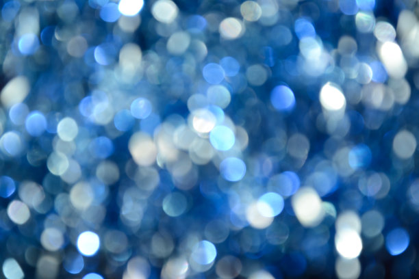 散景照片。节日的背景。圣诞灯。背景。散焦蓝宝石。新年的背景。节日的壁纸。眨眼。狂欢节。复古风格的照片。蓝色的。图片下载