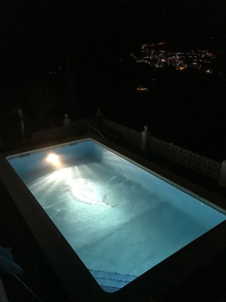 晚上的游泳池图片下载