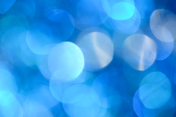 散景照片。节日的背景。圣诞灯。背景。散焦蓝宝石。新年的背景。节日的壁纸。眨眼。狂欢节。复古风格的照片。蓝色的。图片下载