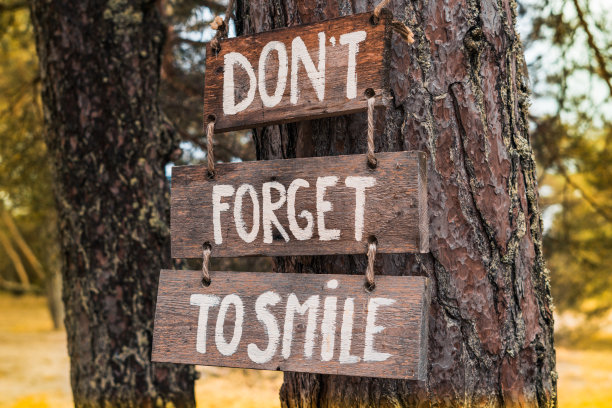 带有激励标志的木制激励碑图片下载