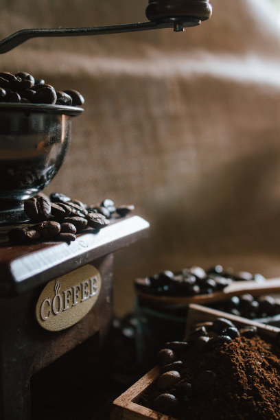 以咖啡豆和旧咖啡磨为背景的乡村静物画图片下载