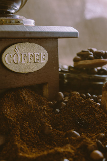 以咖啡豆和旧咖啡磨为背景的乡村静物画图片下载