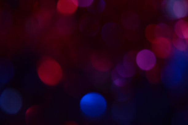 散景。节日的背景。圣诞灯。闪闪发光。散焦蓝宝石。新年的背景。节日的壁纸。眨眼。狂欢节。散景复古风格照片。紫罗兰。红色的。蓝色的。图片下载