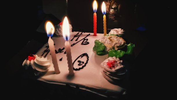 生日蛋糕的切动带着新鲜和快乐图片下载