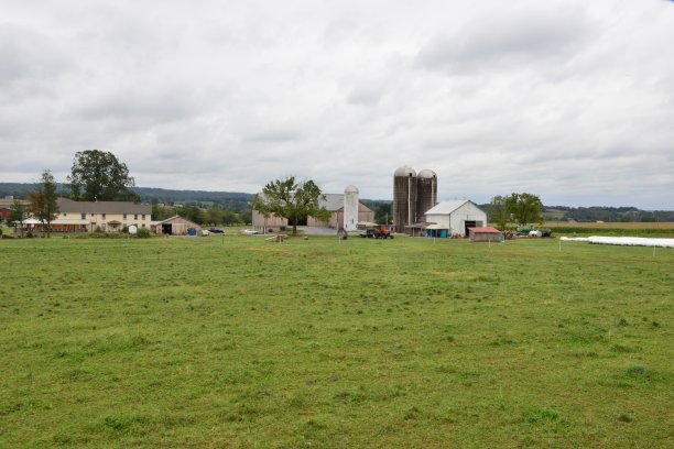 农场在一个多云的秋天在宾夕法尼亚州，美国。图片下载