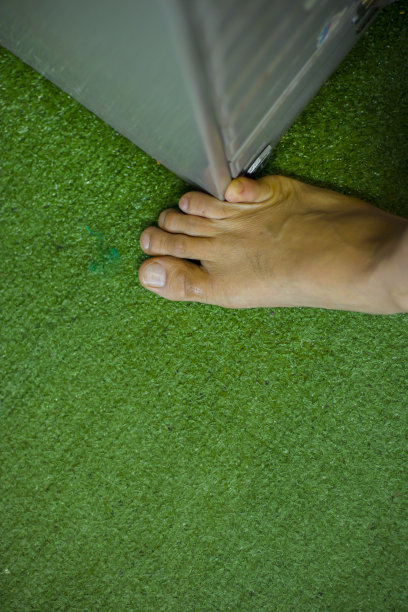 男脚被钢制抽屉绊倒，痛得够呛。图片下载