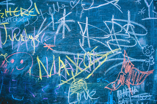 黑板上的彩色图画图片下载