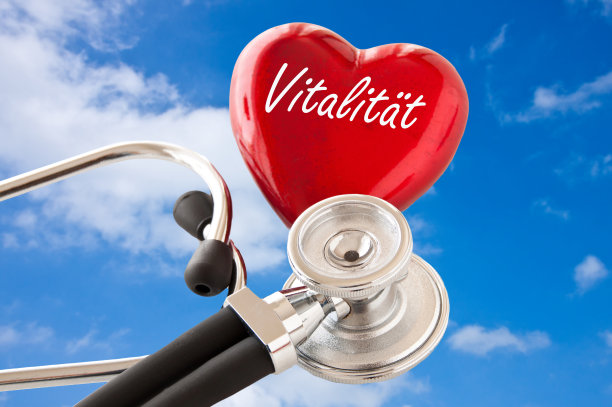 德国人用听诊器和天空上的一颗红心图片下载