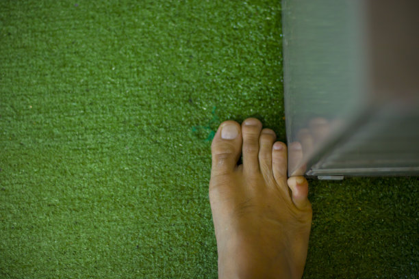 男脚被钢制抽屉绊倒，痛得够呛。图片下载