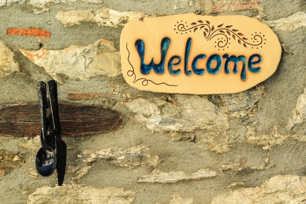 贴着古老砖墙的欢迎标志的特写图片下载
