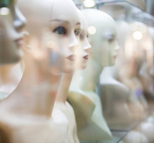 商店橱窗里的女性模特。图片下载