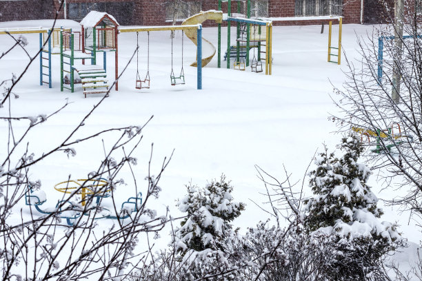 冬天孩子们的操场上全是雪。图片下载
